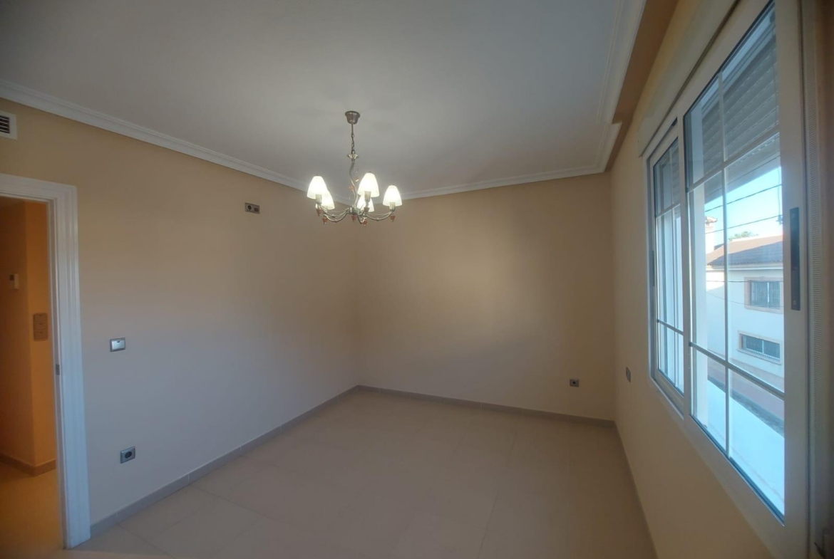 EDIFICIO EN ORIHUELA CIUDAD. 3 DORM. 2 BAÑOS. GARAJE. TRASTEROS