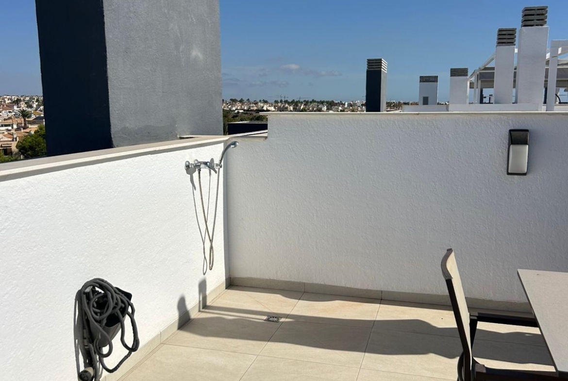 ÁTICO EN PLAYA FLAMENCA CON SOLARIUM PRIVADO. 2 DORM. 2 BAÑOS. 80 M2 DE SUPERFICIE. PISCINAS COMUN.