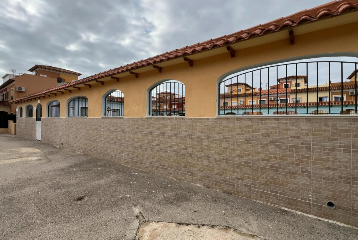 🏡 Your lakeside home with ☀️ solarium and 🌿 private garden in Torrevieja!
