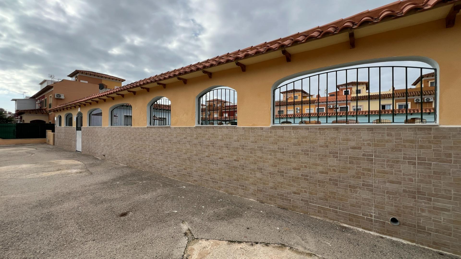 🏡 Your lakeside home with ☀️ solarium and 🌿 private garden in Torrevieja!
