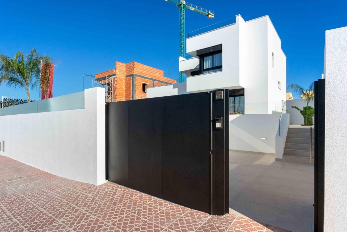 LUXURY VILLAS. NEW CONSTRUCTION. PILOT FLAT DONE.