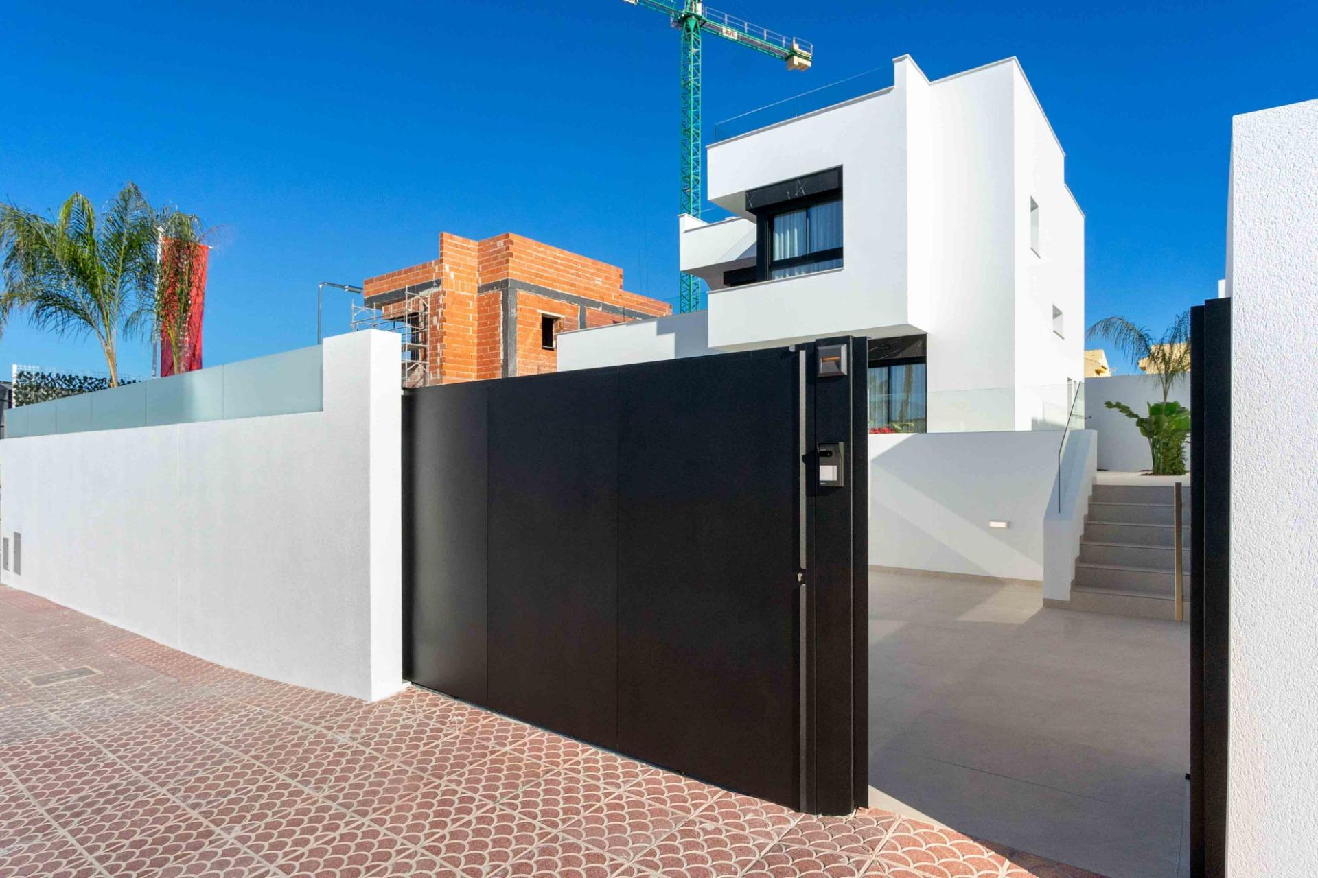 LUXURY VILLAS. NEW CONSTRUCTION. PILOT FLAT DONE.