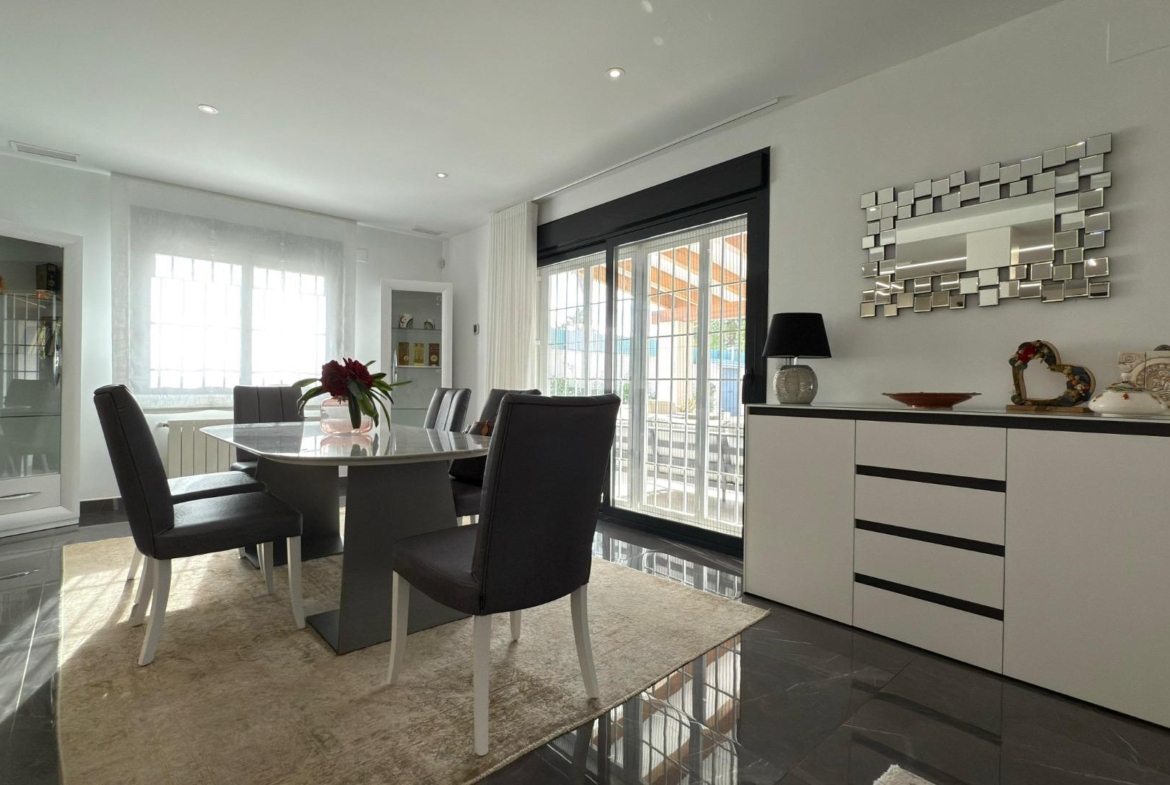 Detached villa with private pool and large plot