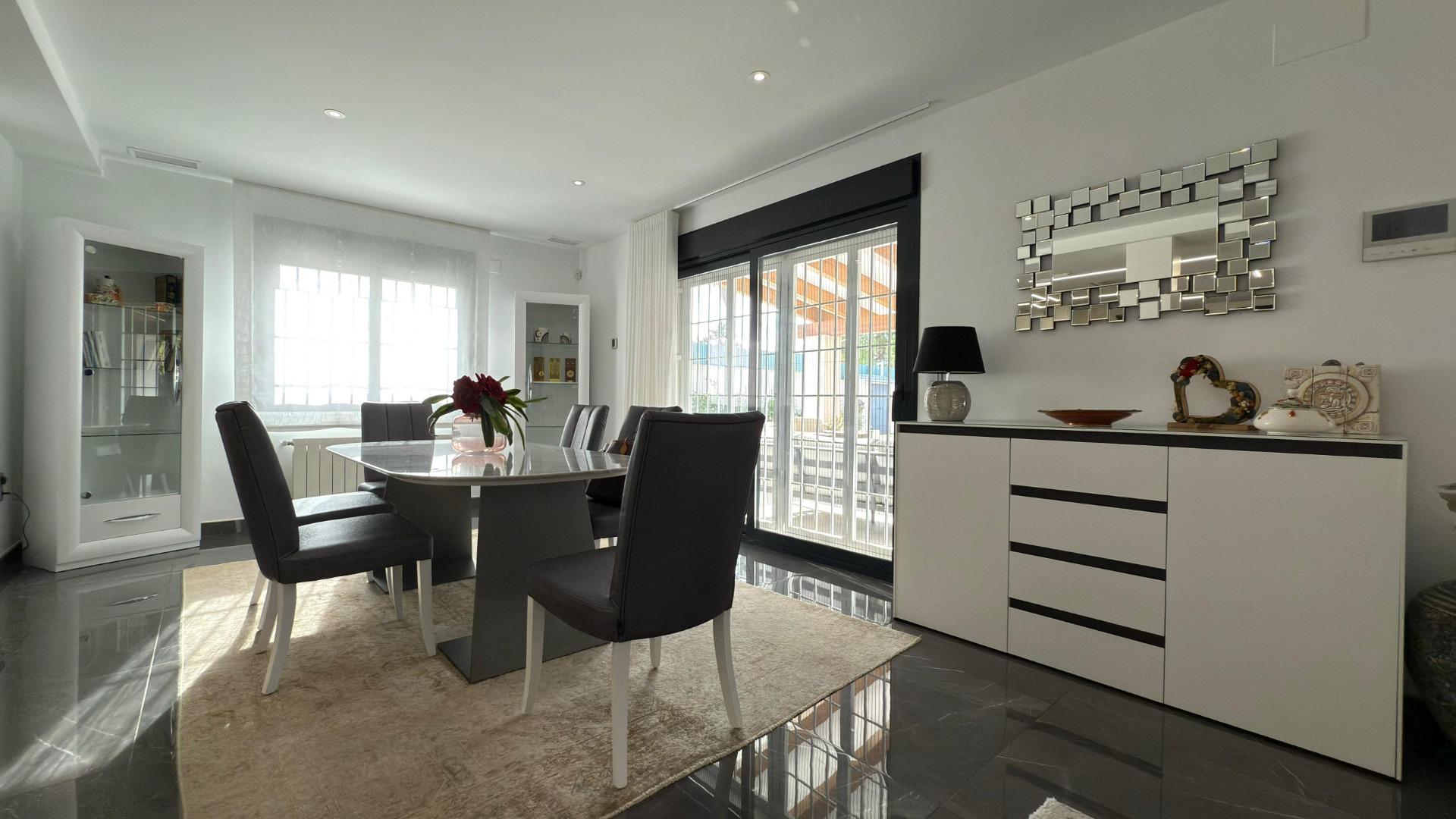 3-36-26 Detached villa with private pool and large plot