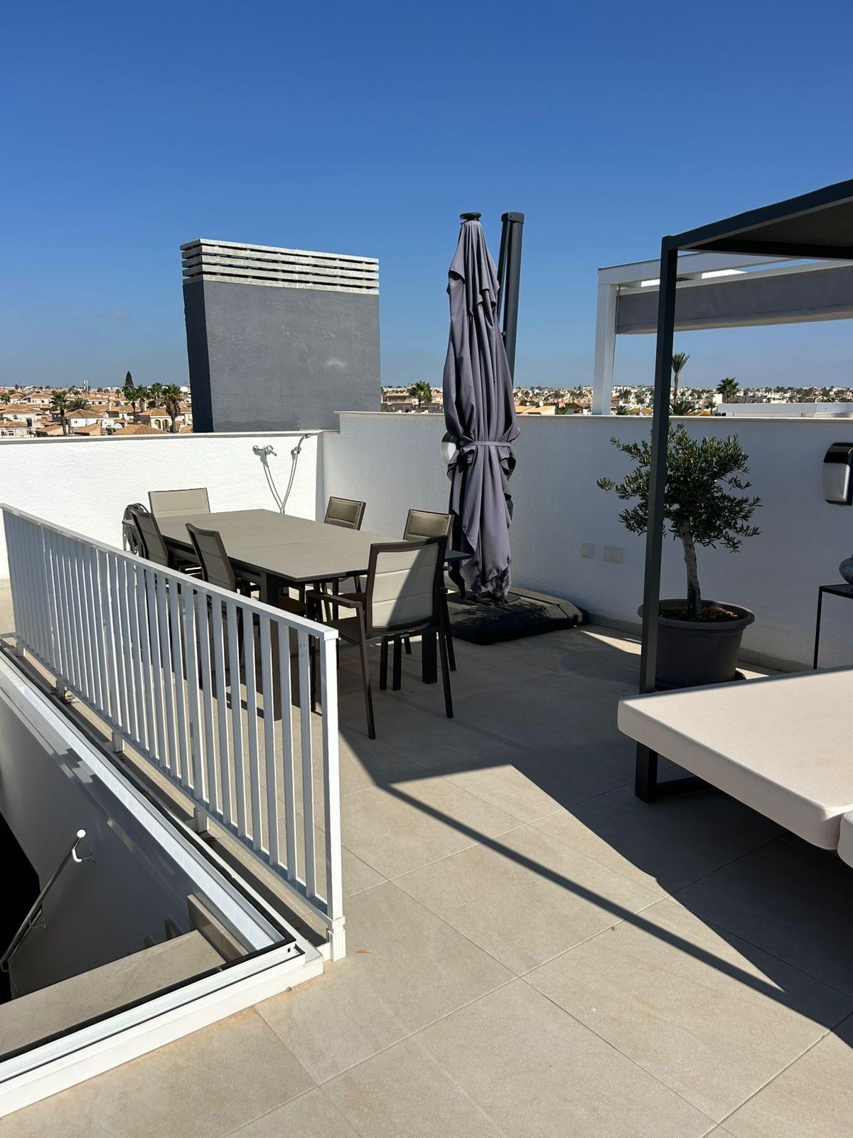 3-36-45 ÁTICO EN PLAYA FLAMENCA CON SOLARIUM PRIVADO. 2 DORM. 2 BAÑOS. 80 M2 DE SUPERFICIE. PISCINAS COMUN.