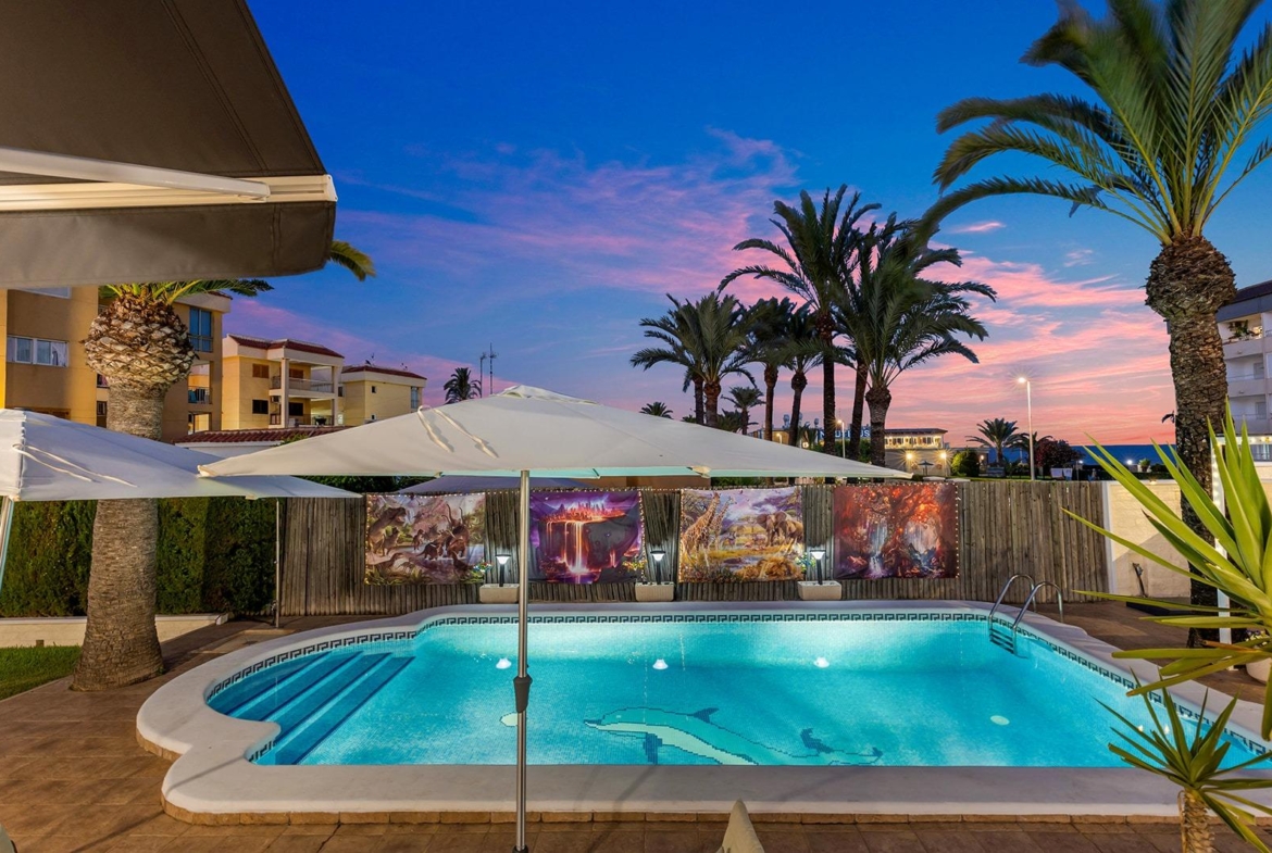 VILLA EN PUNTA PRIMA A 100 METROS DE PLAYA CON SUPERFICIE 212 M2. CON PARCELA DE 442 M2. CON PISCINA PRIVADA.