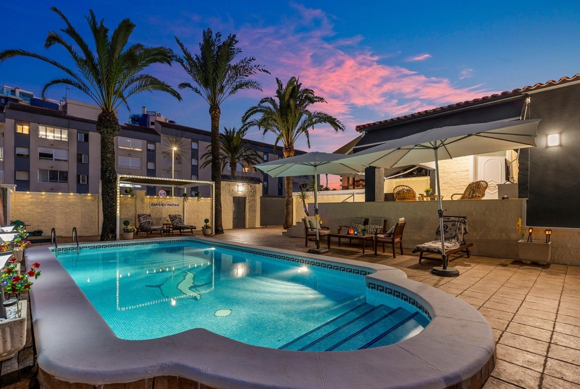 VILLA EN PUNTA PRIMA A 100 METROS DE PLAYA CON SUPERFICIE 212 M2. CON PARCELA DE 442 M2. CON PISCINA PRIVADA.