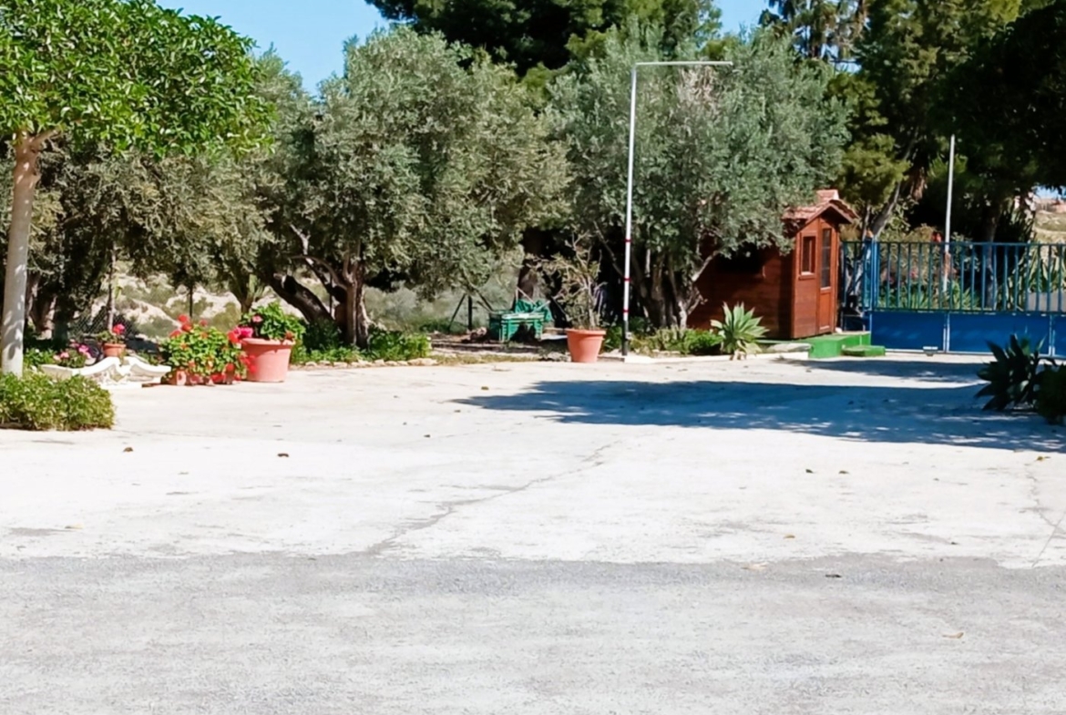 INDEPENDENT VILLA OF 500M2 – LAND OF 10,000M2 NEXT TO BONALBA – MUCHAMIEL