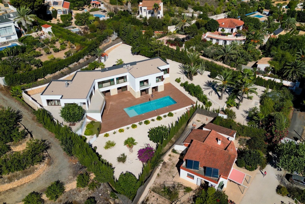 “Stunning Villa with scenic views to the sea and valle  in Altea”