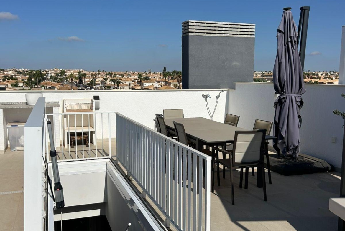 ÁTICO EN PLAYA FLAMENCA CON SOLARIUM PRIVADO. 2 DORM. 2 BAÑOS. 80 M2 DE SUPERFICIE. PISCINAS COMUN.