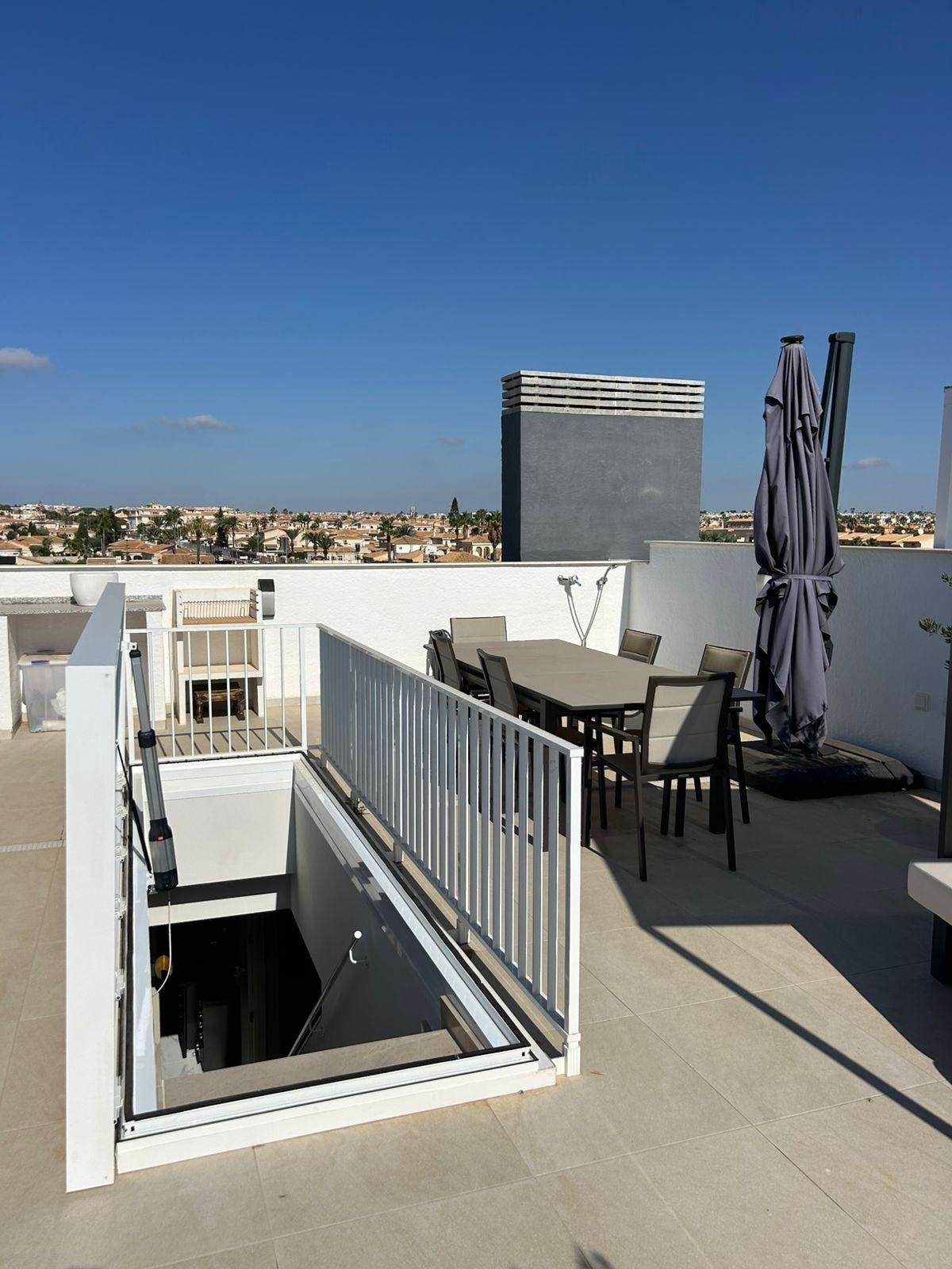 3-38-39 ÁTICO EN PLAYA FLAMENCA CON SOLARIUM PRIVADO. 2 DORM. 2 BAÑOS. 80 M2 DE SUPERFICIE. PISCINAS COMUN.