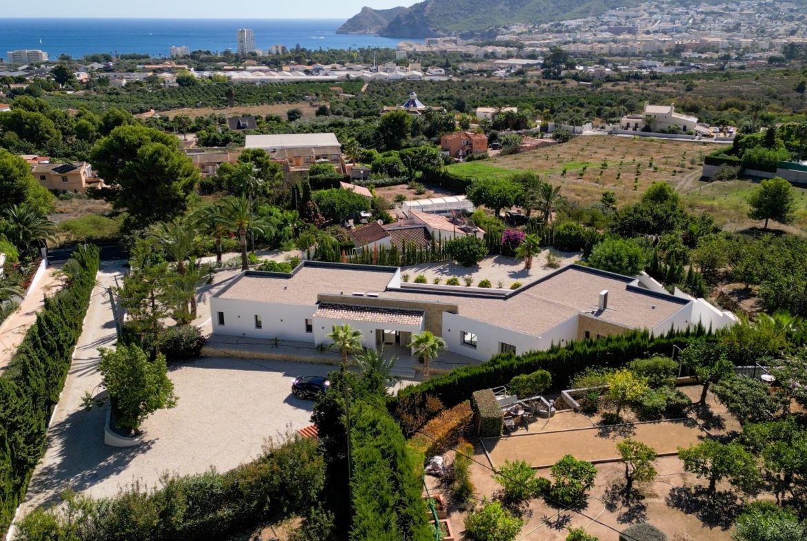 “Stunning Villa with scenic views to the sea and valle  in Altea”