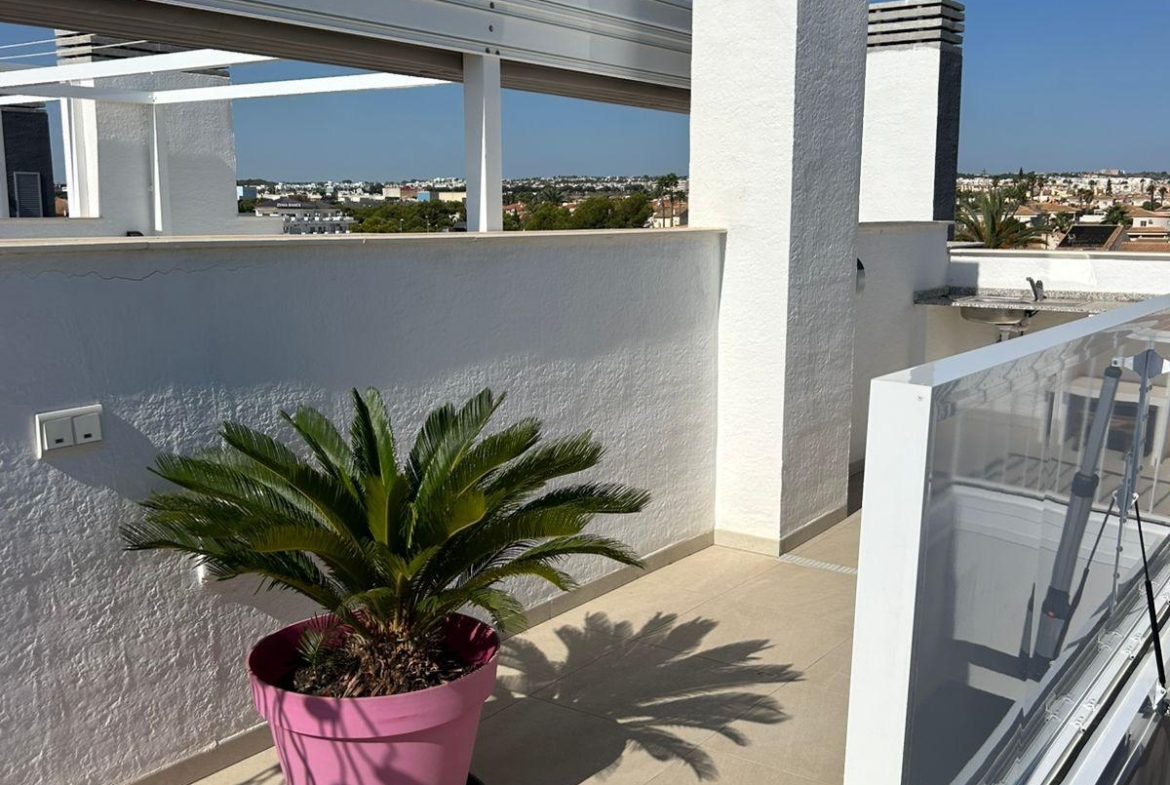 ÁTICO EN PLAYA FLAMENCA CON SOLARIUM PRIVADO. 2 DORM. 2 BAÑOS. 80 M2 DE SUPERFICIE. PISCINAS COMUN.