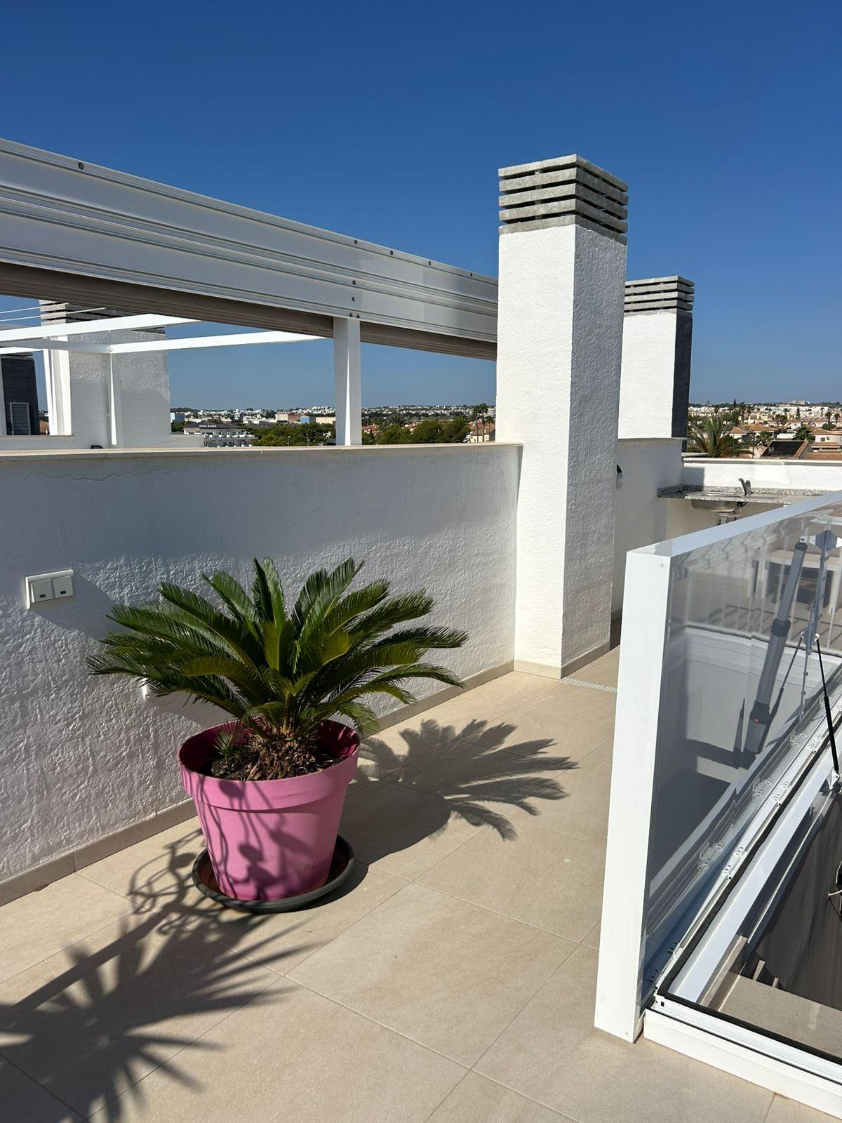 3-39-39 ÁTICO EN PLAYA FLAMENCA CON SOLARIUM PRIVADO. 2 DORM. 2 BAÑOS. 80 M2 DE SUPERFICIE. PISCINAS COMUN.