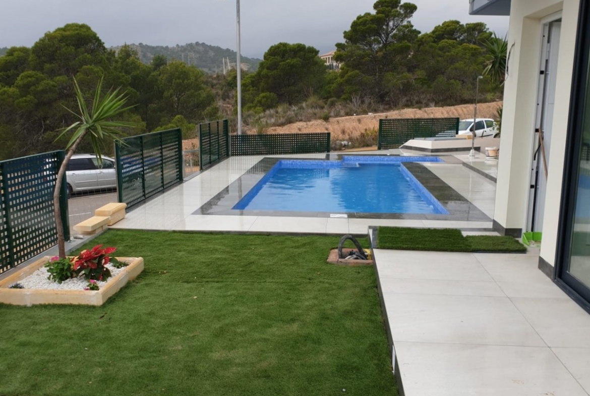 Budget villas with sea views in Finestrat
