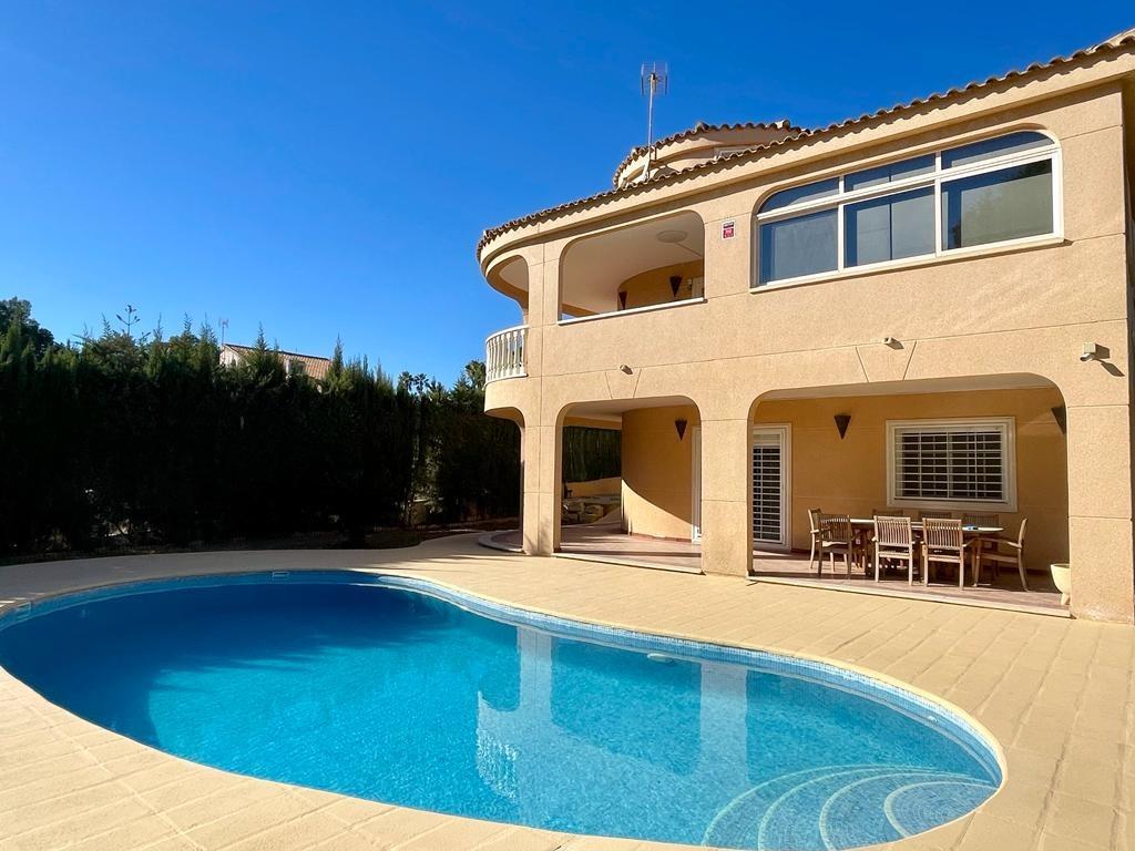 VILLA DE LUJO EN LOS BALCONES CON 950 M2 DE PARCELA. 5 DORM. 3 BAÑOS. PISCINA.