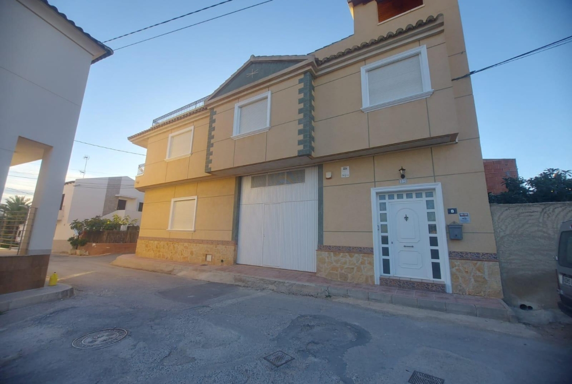 EDIFICIO EN ORIHUELA CIUDAD. 3 DORM. 2 BAÑOS. GARAJE. TRASTEROS