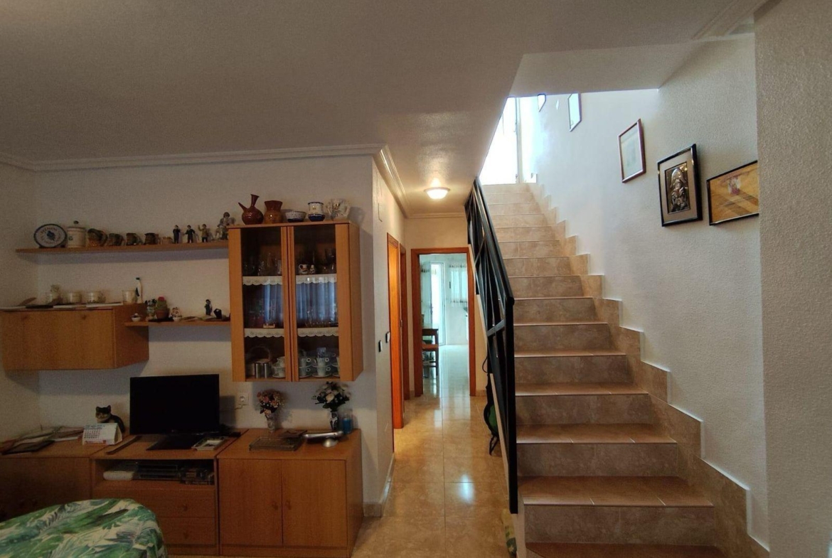 ADOSADO DE 3 DORM. 2 BAÑOS EN LOS ALCAZARES. A 500 METROS DE LA PLAYA. PARCELA. SOLARIUM.