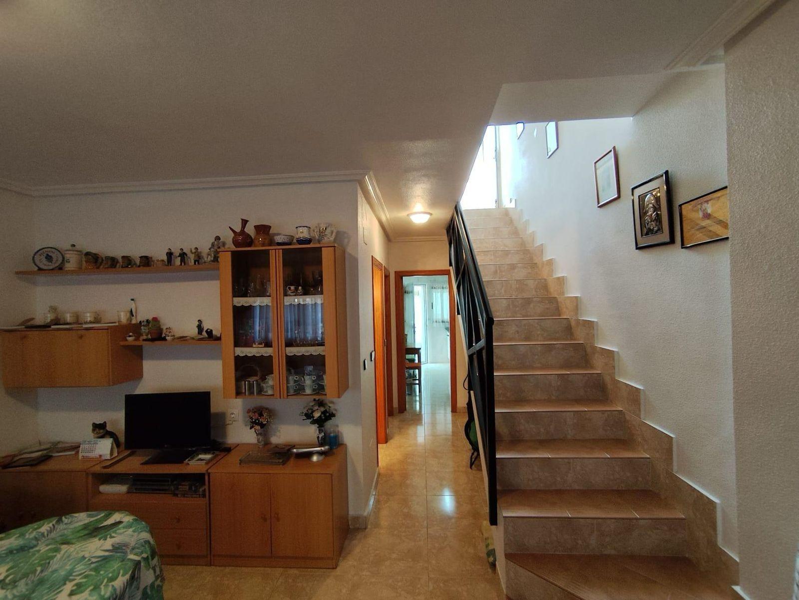 ADOSADO DE 3 DORM. 2 BAÑOS EN LOS ALCAZARES. A 500 METROS DE LA PLAYA. PARCELA. SOLARIUM.