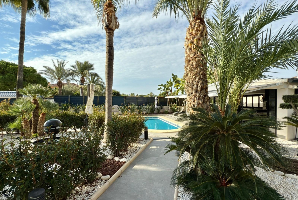 Detached villa with private pool and large plot
