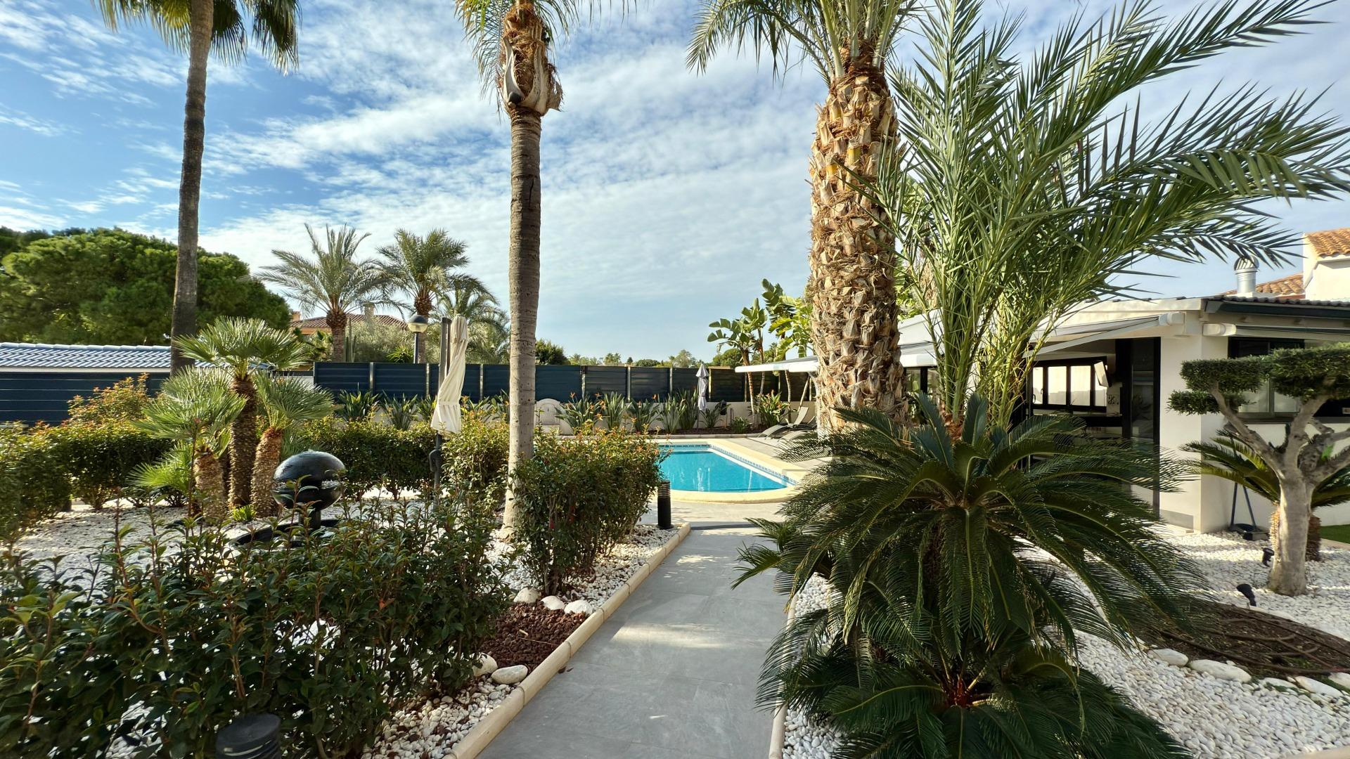 3-4-126 Detached villa with private pool and large plot