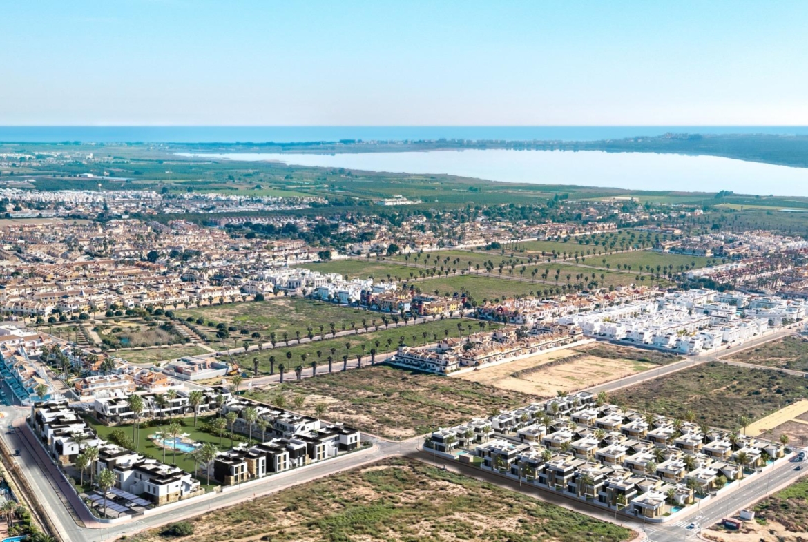 OBRA NUENA! BUNGALOWS PLANTA ALTA Y PLANTA BAJA. GARAJE+TRASTERO. PISCINA.AMUEBLADO