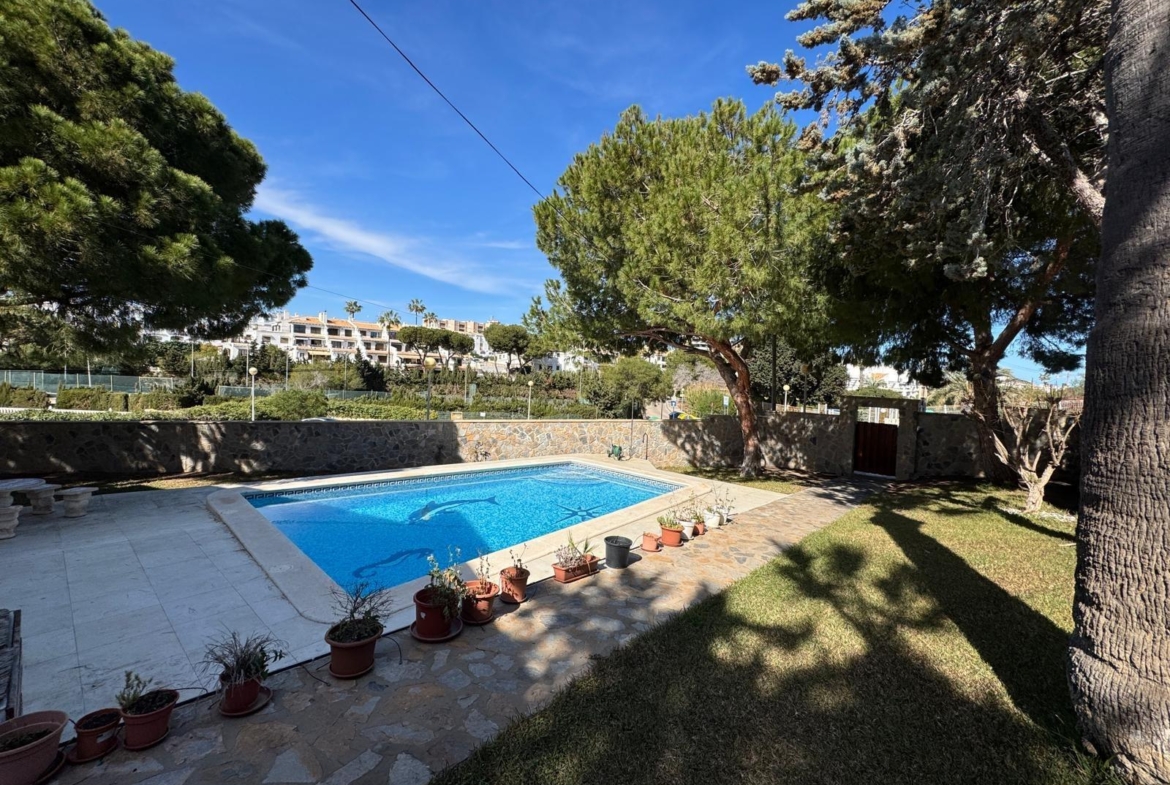 VILLA EN CABO ROIG A 800 METROS DE LA PLAYA CON PARCELA DE 890 M2. 3 DORM. 2 BAÑOS. PISCINA PRIVADA.
