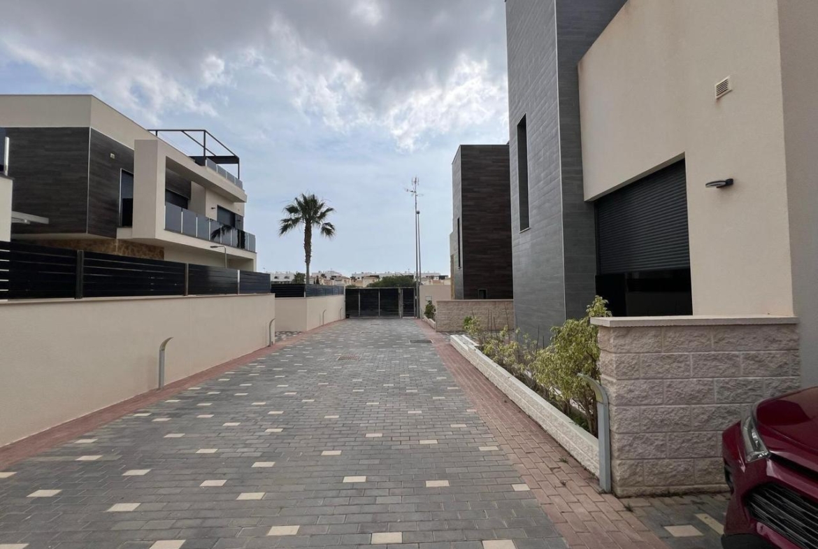 VILLA DE LUJO EN LOMAS DE CABO ROIG CON PISCINA PRIVADA Y PARCELA DE 200 M2. 3 DORM. 3 BAÑOS.