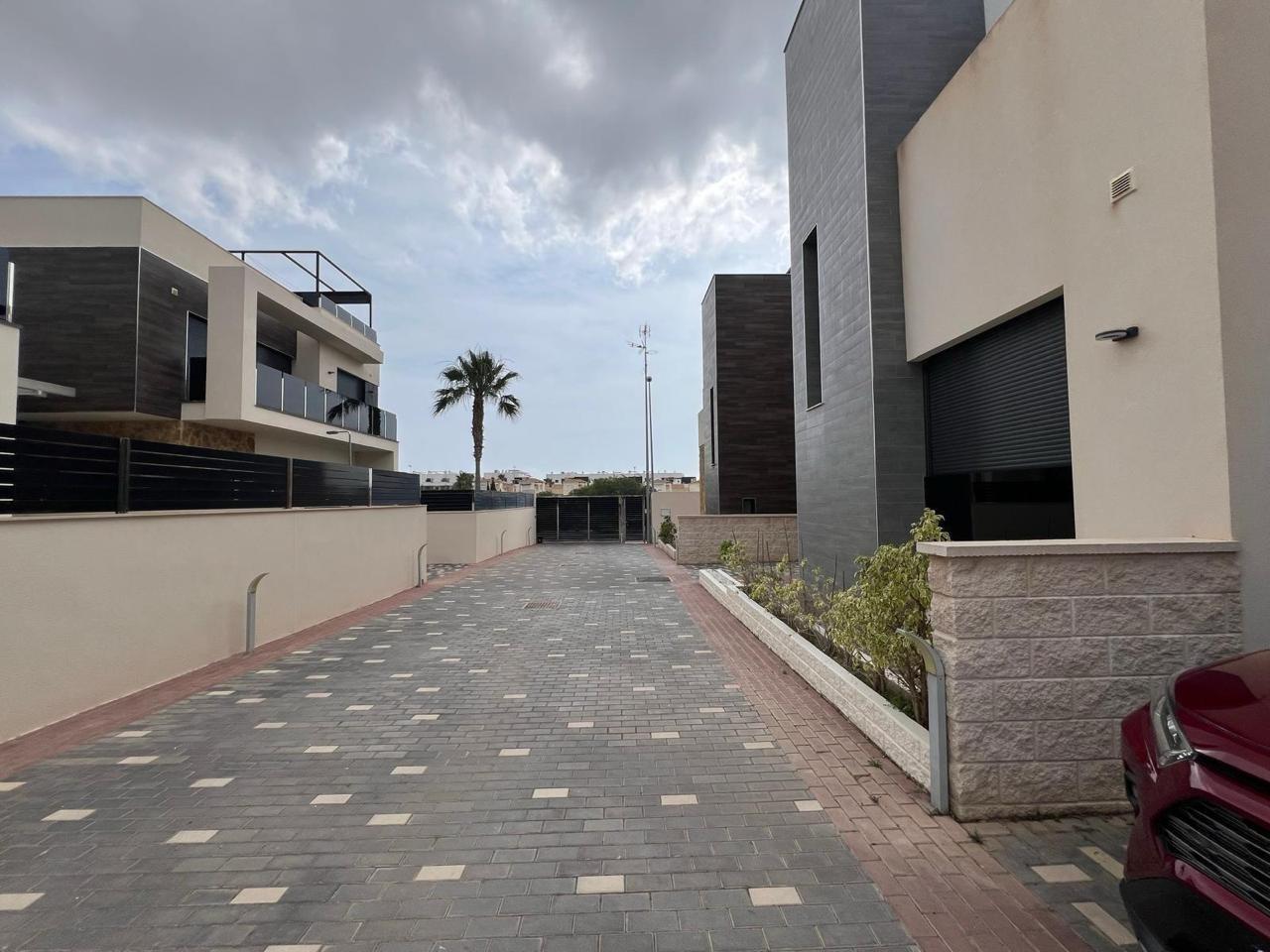 3-4-153 VILLA DE LUJO EN LOMAS DE CABO ROIG CON PISCINA PRIVADA Y PARCELA DE 200 M2. 3 DORM. 3 BAÑOS.