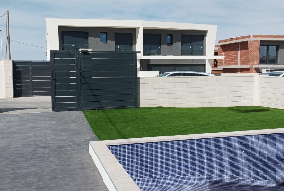 NEW BUILD IN GRAN ALACAN! SEMI-DETACHED VILLAS MODEL LINDA. 3 BEDROOMS. 3 BATHROOMS. WITH PARKING AND POOL.