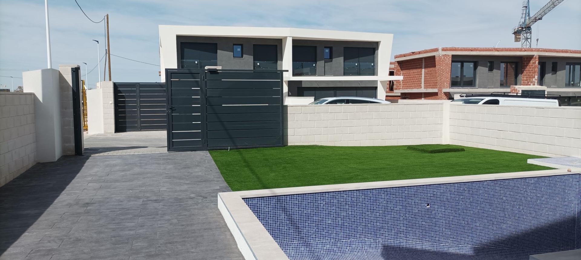 NEW BUILD IN GRAN ALACAN! SEMI-DETACHED VILLAS MODEL LINDA. 3 BEDROOMS. 3 BATHROOMS. WITH PARKING AND POOL.