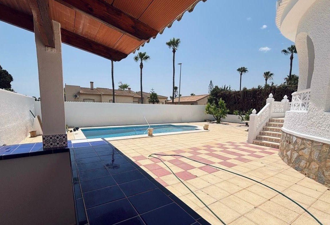 VILLA ESTILO MEDITERRANEO EN CIUDAD QUESADA CON PARCELA DE 500 M2 Y PROPIA PISCINA. 3 DORM. 2 BAÑOS. 110 M2 DE CASA.