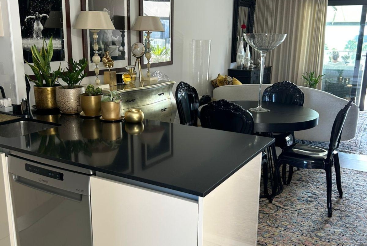 ÁTICO EN PLAYA FLAMENCA CON SOLARIUM PRIVADO. 2 DORM. 2 BAÑOS. 80 M2 DE SUPERFICIE. PISCINAS COMUN.