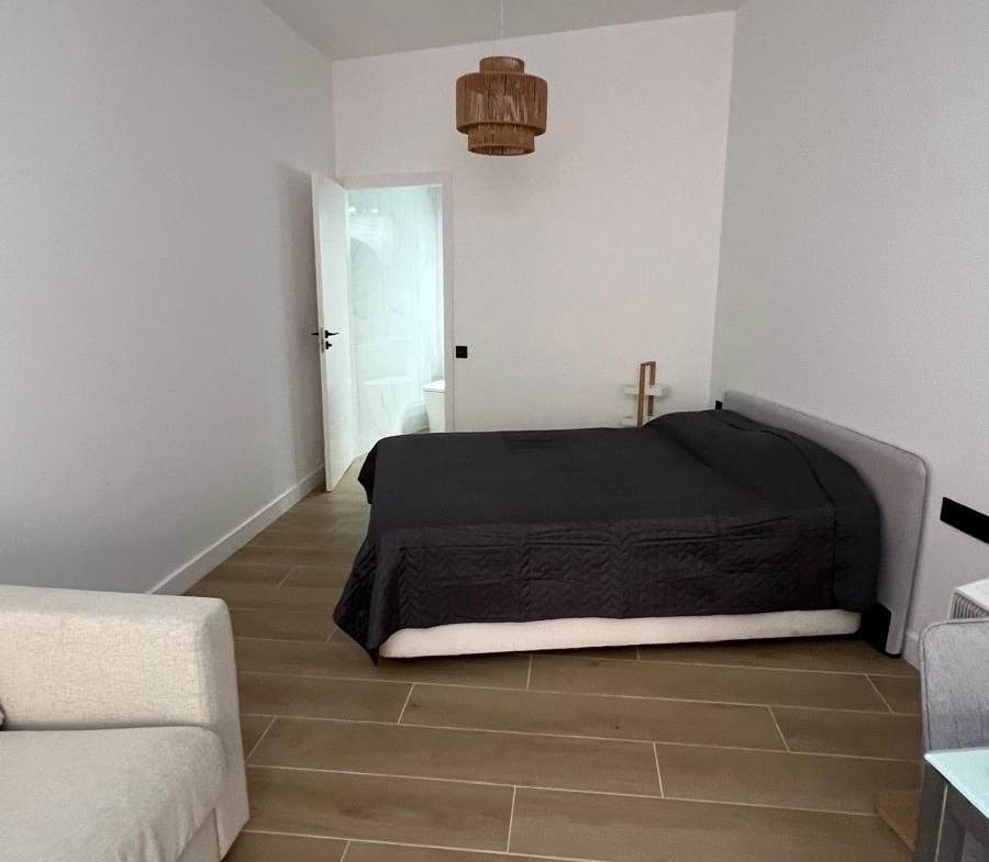 REFORMADO ESTUDIO A 300 METROS DE PLAYA LA MATA. CON SUPERFICIE 32 M2.