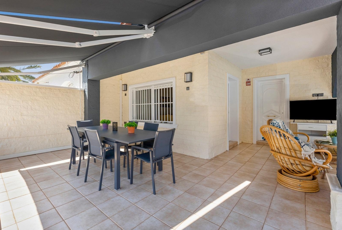 VILLA EN PUNTA PRIMA A 100 METROS DE PLAYA CON SUPERFICIE 212 M2. CON PARCELA DE 442 M2. CON PISCINA PRIVADA.