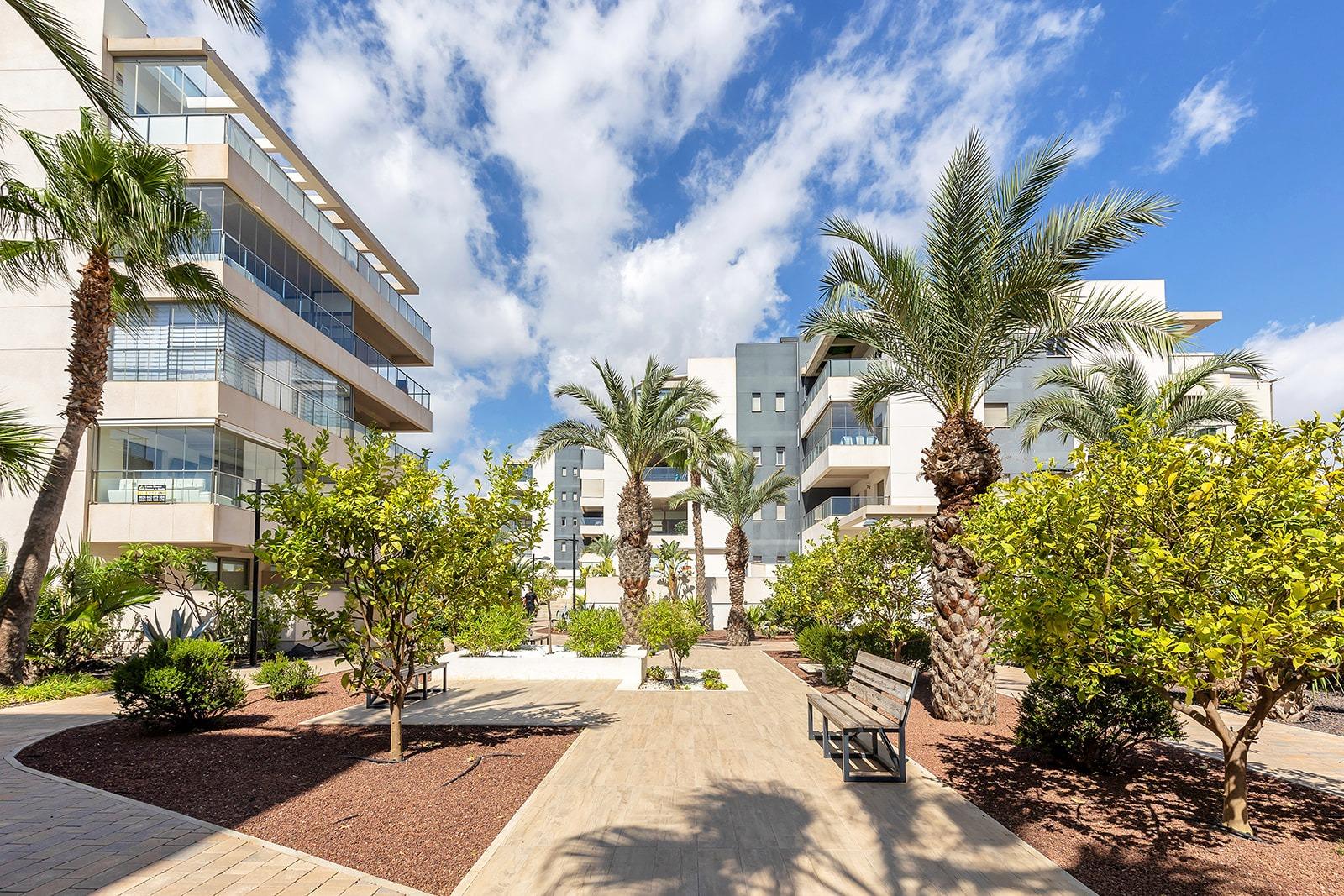 3-4-195 APARTAMENTO EN RESIDENCIAL GREEN HILS DE 2 DORM. 2 BAÑOS. PARKING INCLUIDO. PISCINA. GYM. SUPERFICIE 93 M2.