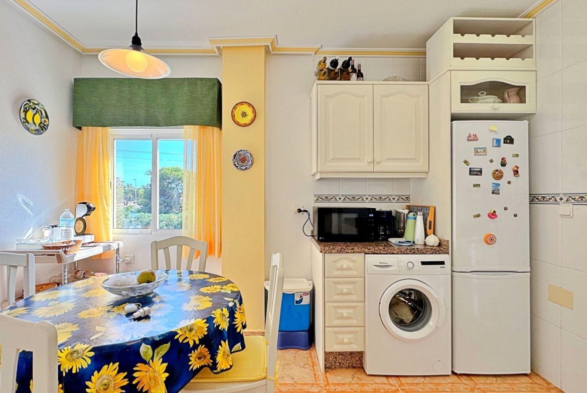 BUNGALOW PLANTA ALTA CON SOLARIUM DE 30 M2 Y A 650 METROS DE PLAYA LA ZENIA. 2 DORM. 1 BAÑO. PISCINA COMUNITARIA.