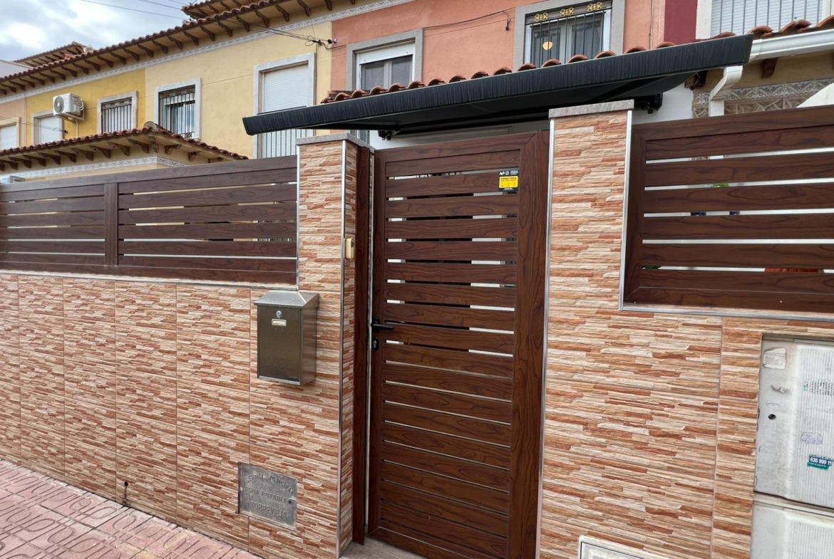 🏡 Your lakeside home with ☀️ solarium and 🌿 private garden in Torrevieja!