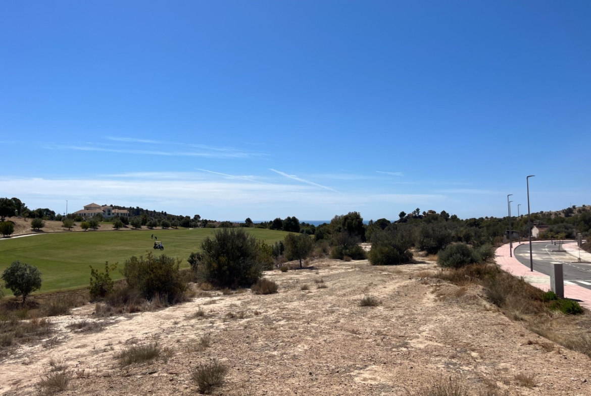 Parcela edificable junto a Puig Campana Golf