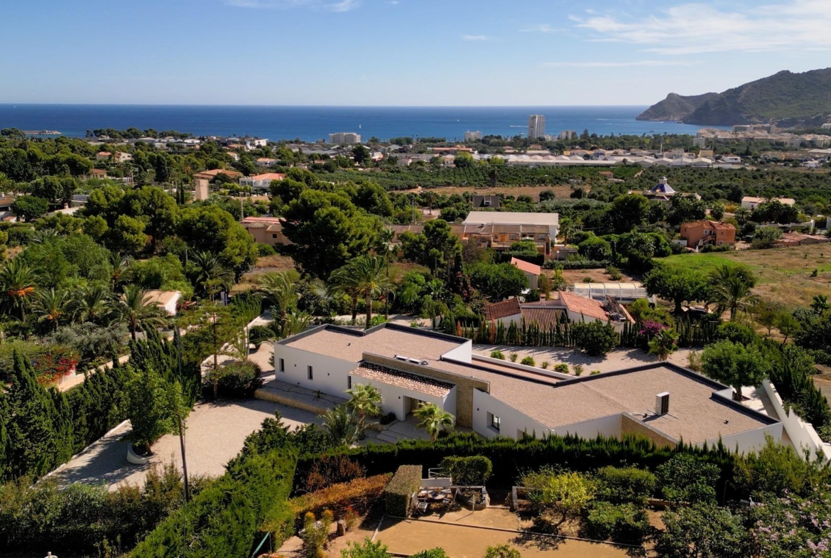 “Stunning Villa with scenic views to the sea and valle  in Altea”