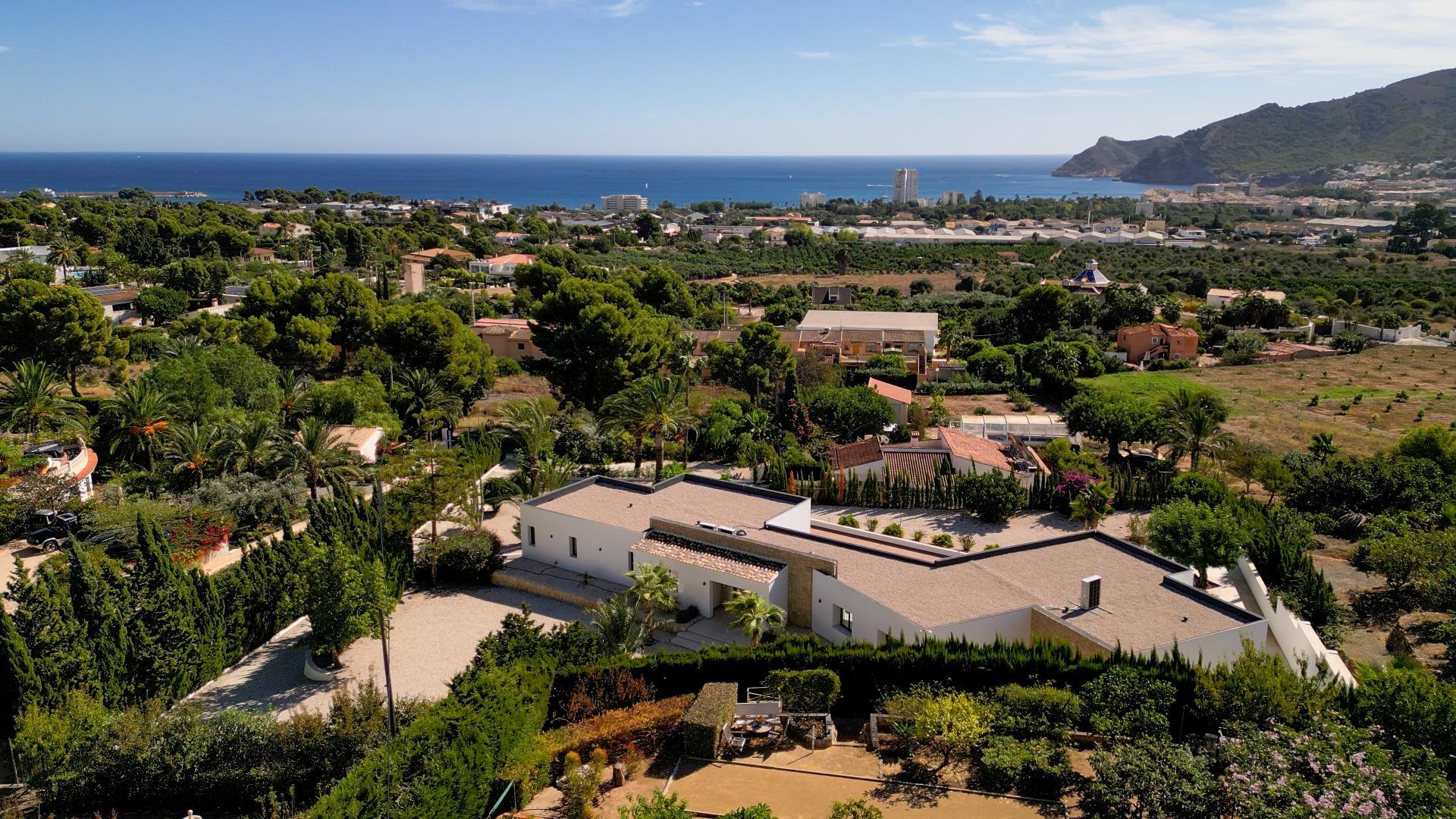 3-4-61 “Stunning Villa with scenic views to the sea and valle in Altea”