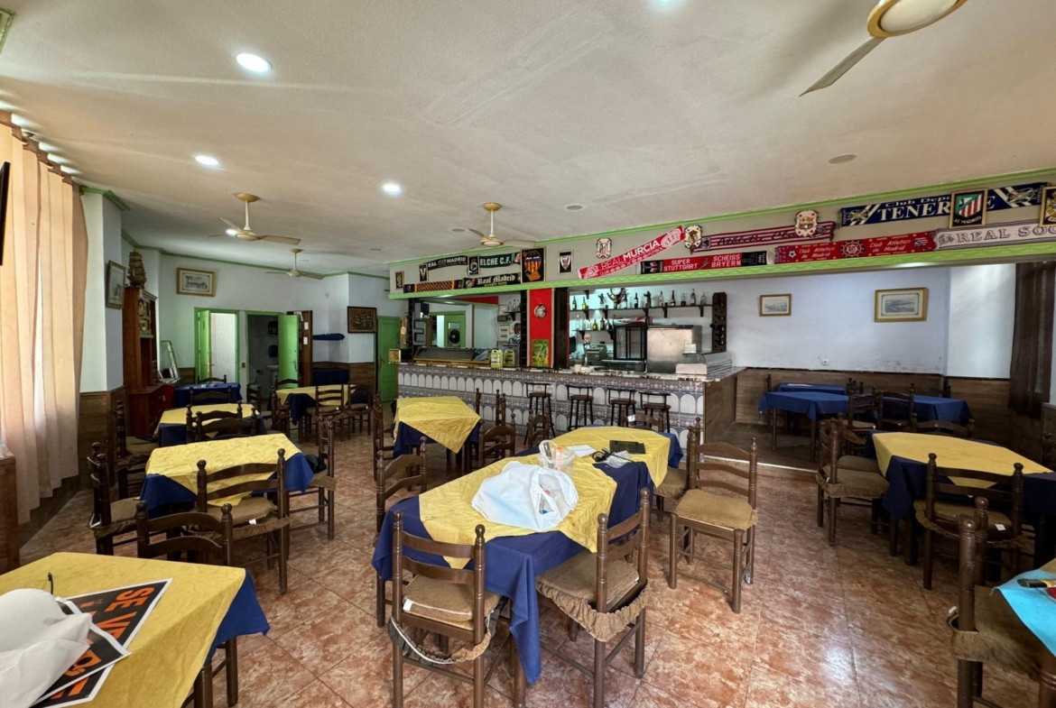 SE VENDE LOCAL COMERCIAL. 120 M2. CON LICENCIA HOSTELERIA. PLAYA A 500 METROS.