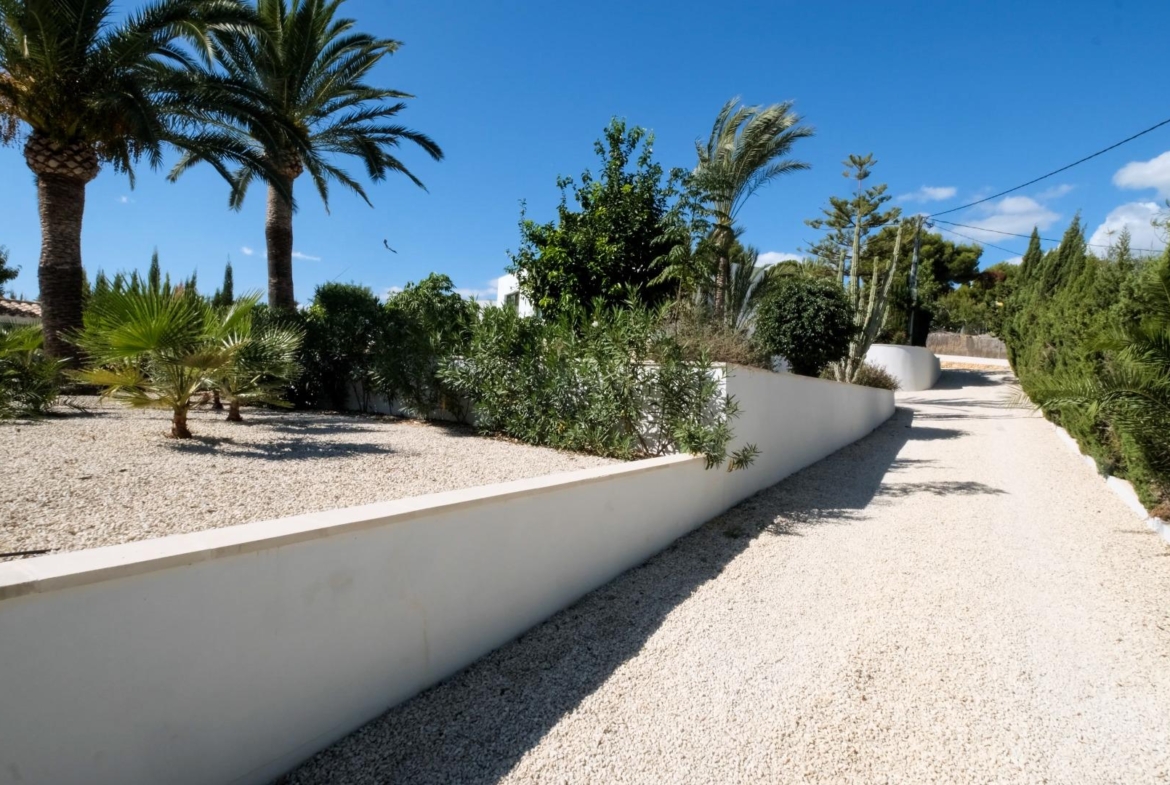 “Stunning Villa with scenic views to the sea and valle  in Altea”