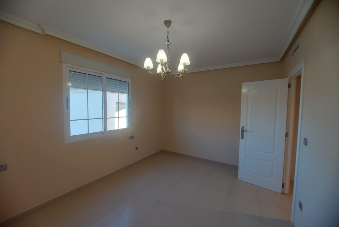 EDIFICIO EN ORIHUELA CIUDAD. 3 DORM. 2 BAÑOS. GARAJE. TRASTEROS