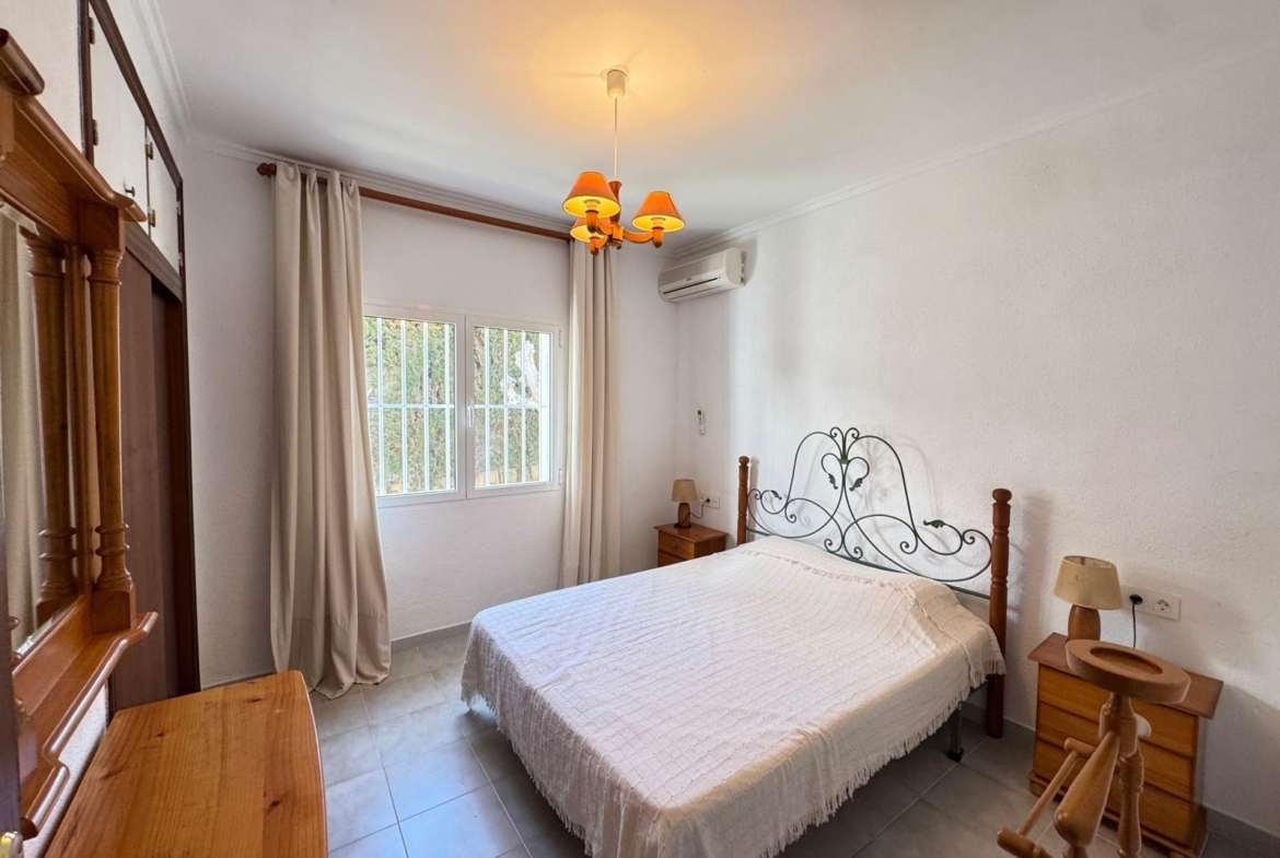 VILLA EN CABO ROIG A 800 METROS DE LA PLAYA CON PARCELA DE 890 M2. 3 DORM. 2 BAÑOS. PISCINA PRIVADA.