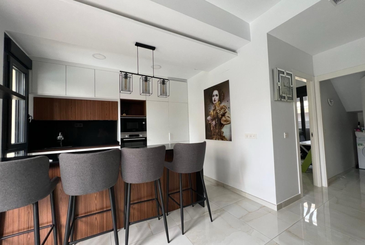 VILLA DE LUJO EN LOMAS DE CABO ROIG CON PISCINA PRIVADA Y PARCELA DE 200 M2. 3 DORM. 3 BAÑOS.