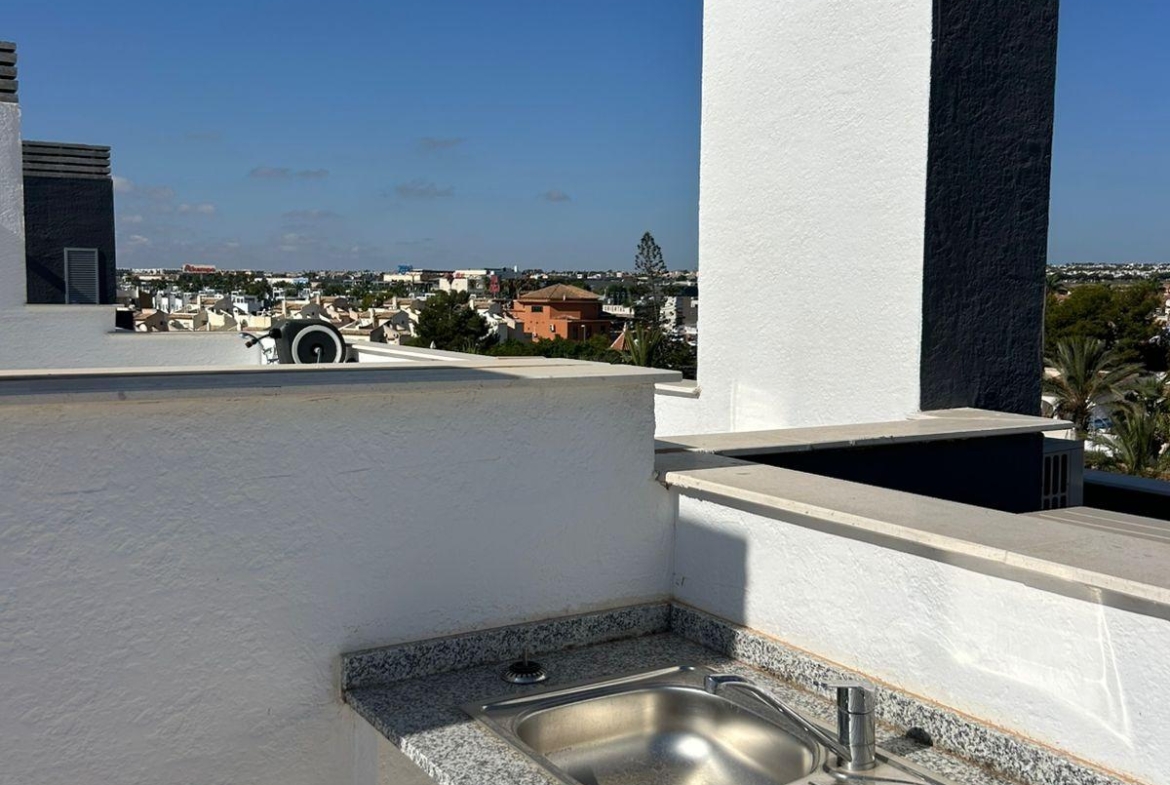 ÁTICO EN PLAYA FLAMENCA CON SOLARIUM PRIVADO. 2 DORM. 2 BAÑOS. 80 M2 DE SUPERFICIE. PISCINAS COMUN.