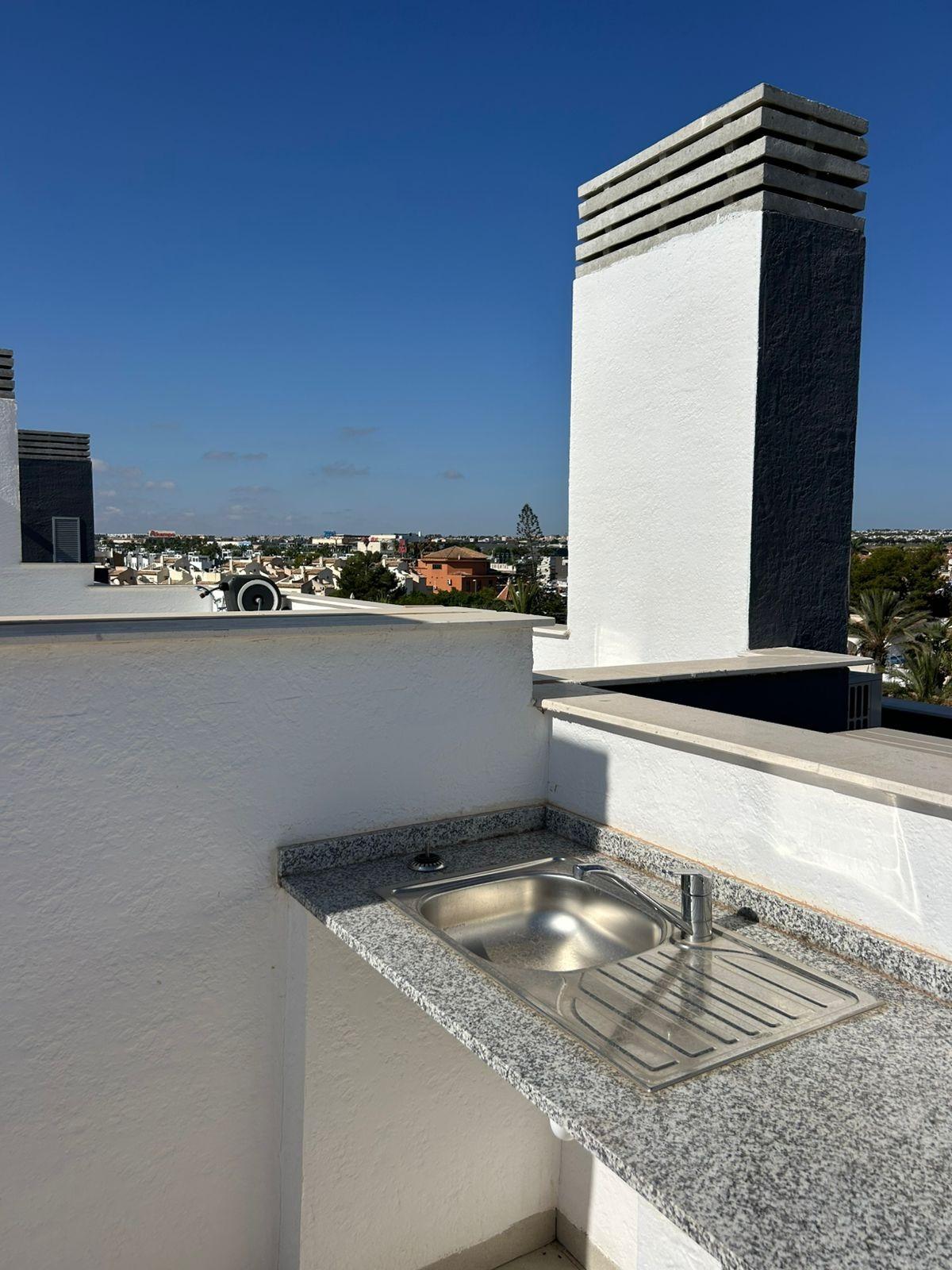3-40-38 ÁTICO EN PLAYA FLAMENCA CON SOLARIUM PRIVADO. 2 DORM. 2 BAÑOS. 80 M2 DE SUPERFICIE. PISCINAS COMUN.