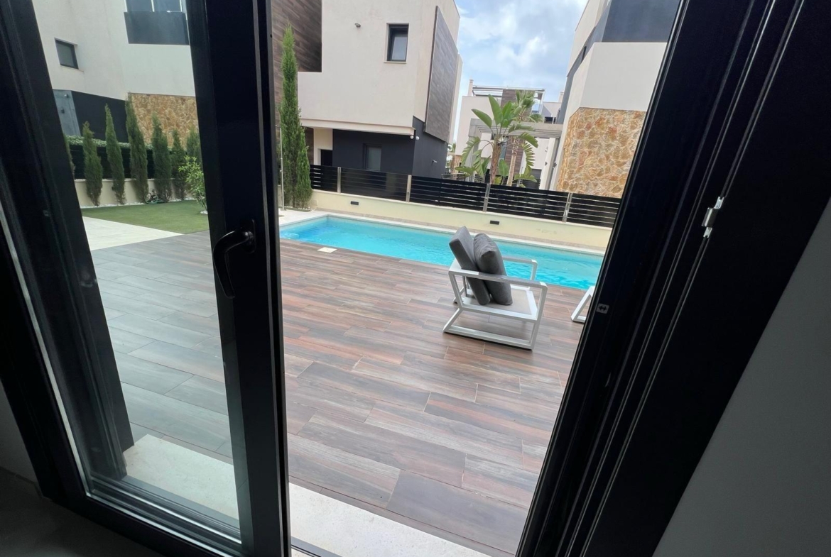 VILLA DE LUJO EN LOMAS DE CABO ROIG CON PISCINA PRIVADA Y PARCELA DE 200 M2. 3 DORM. 3 BAÑOS.