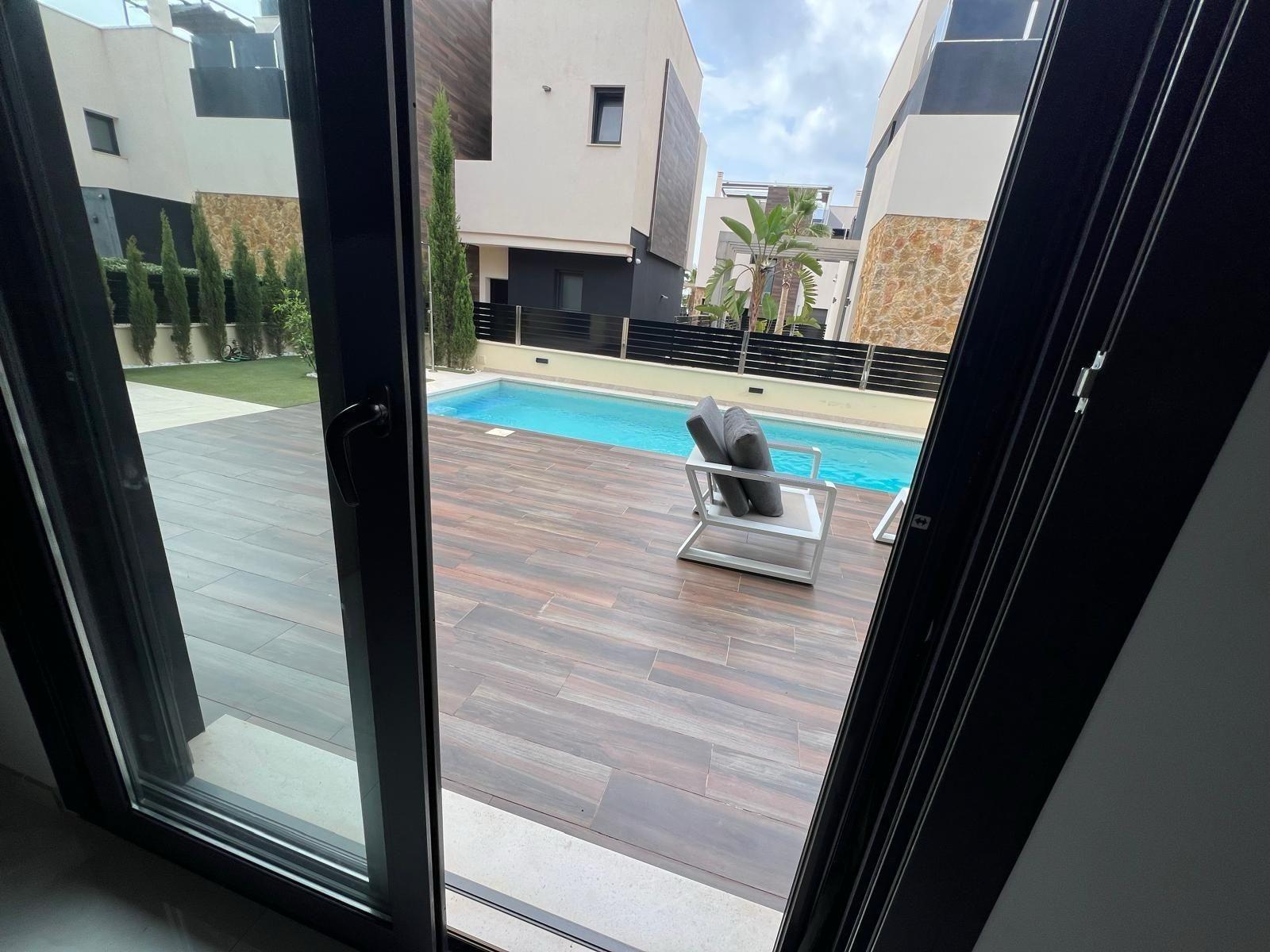 3-41-26 VILLA DE LUJO EN LOMAS DE CABO ROIG CON PISCINA PRIVADA Y PARCELA DE 200 M2. 3 DORM. 3 BAÑOS.